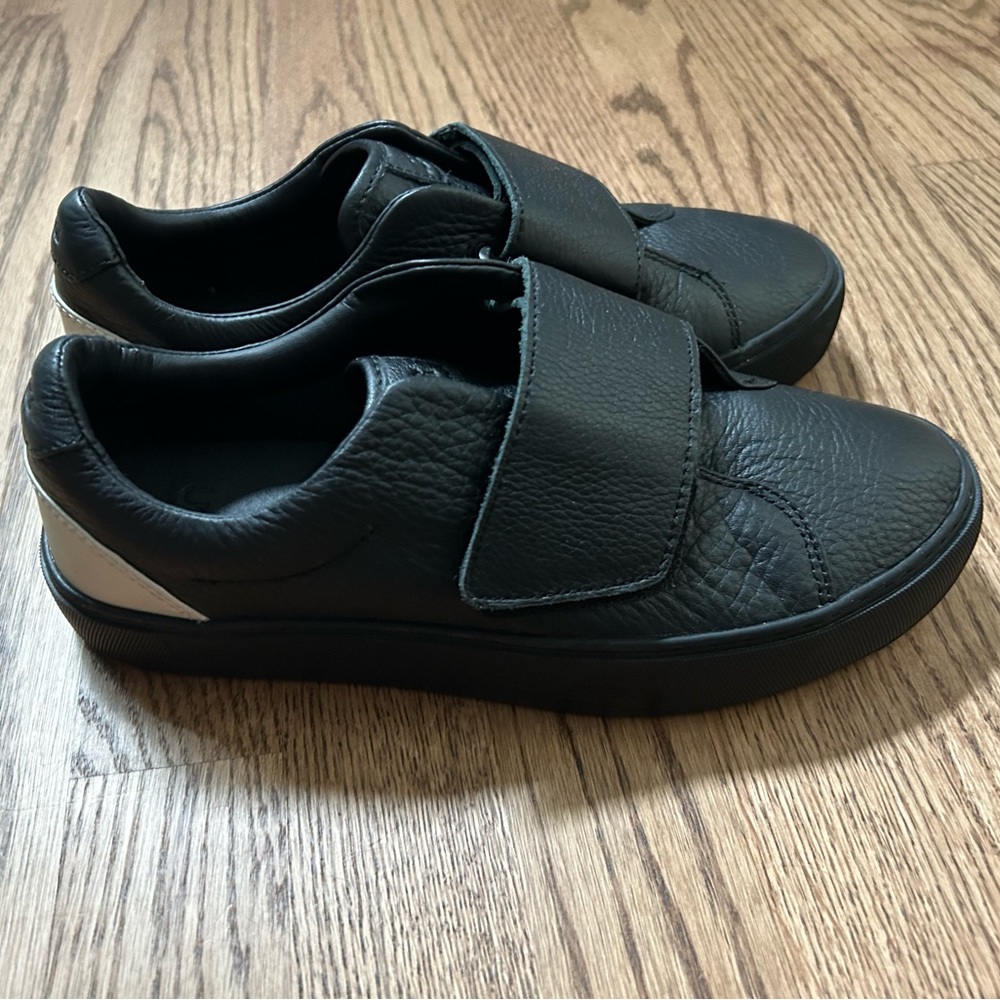 UGG Womens Neri Low Top Leather Sneakers 1103692 Black Silver Size 7.5